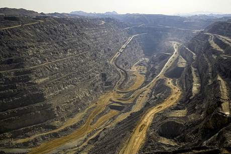 Rossing_open_pit_(Rio_Tinto_2014)_460